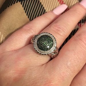Sterling silver ring w green stone. Size 6.5